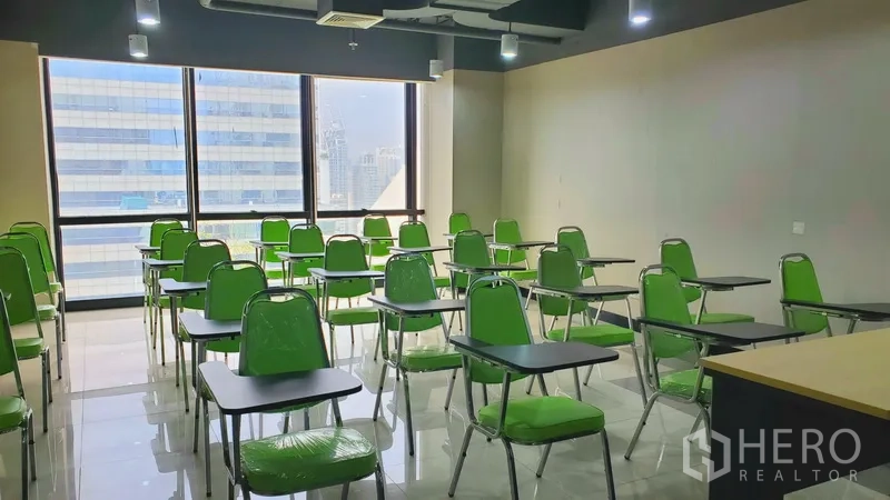 สำนักงาน ให้เช่าในWatthana, Bangkok - ห้องเรียน/เทรนนิ่ง เก้าอี้สีเขียวพร้อมที่เขียน วางเป็นแถว มองเห็นวิวเมือง