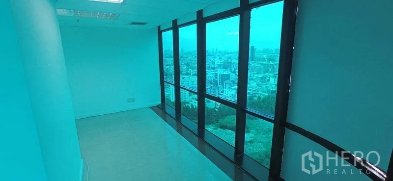 สำนักงาน ให้เช่าในHuai Khwang, Bangkok - ห้องติดหน้าต่างเต็มความสูง มองเห็นวิวเมืองกว้างไกล.