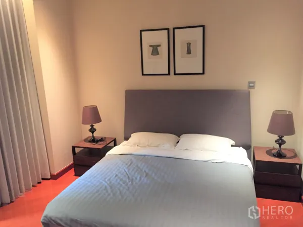 Condominium for rent in Bang Rak, Bangkok - Cozy bedroom with upholstered headboard, twin nightstands and warm bedside lamps.