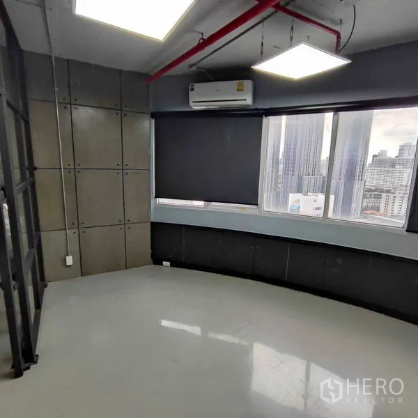 办公空间 出租在Watthana, Bangkok - 弧形转角房，卷帘、空调与城市景观大窗。