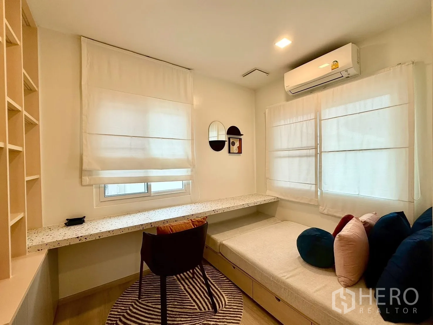 บ้าน ให้เช่าในBang Phli, Samut Prakan - ห้องทำงานหรือห้องนอนที่ห้า โต๊ะยาวและเดย์เบด