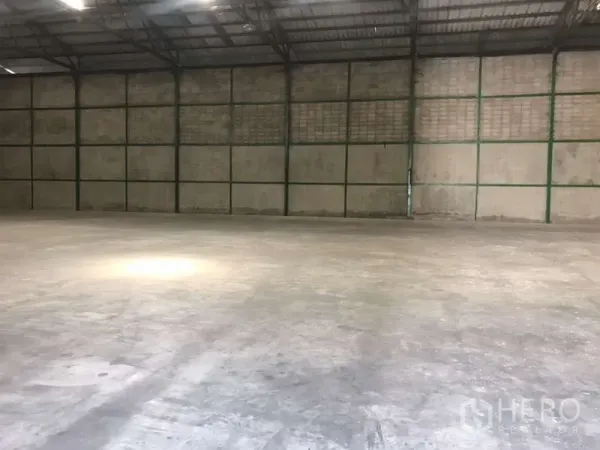 Factory for rent in Bang Pakong, Chachoengsao - Wide column-free warehouse interior with high ceilings and smooth concrete floor.