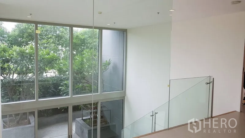 公寓 出售在Khlong San, Bangkok - 夹层走道，通透明亮与树景相伴