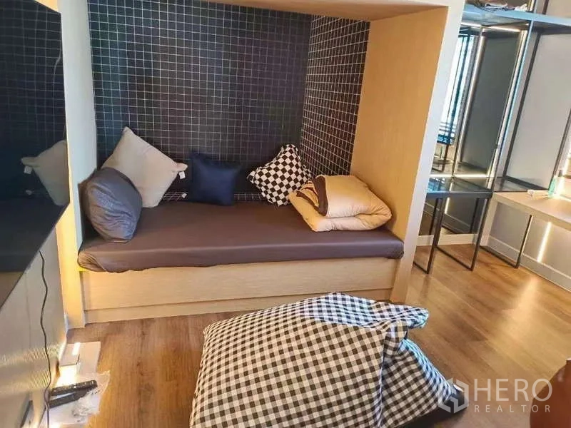 Detached House for rent in Bang Phli, Samut Prakan - Built-in daybed alcove with dark mosaic tile backdrop, cushions and warm wood flooring.