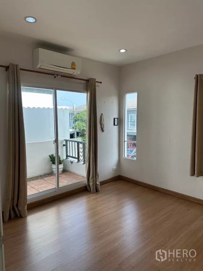 บ้าน ให้เช่าในSuan Luang, Bangkok - ห้องนอนที่สอง ประตูกระจกสไลด์ออกระเบียง มีเครื่องปรับอากาศและพื้นไม้.