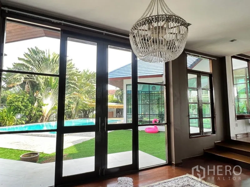 บ้าน ขายในPrawet, Bangkok - พื้นที่นั่งเล่นเปิดสู่สนามหญ้าและสระด้วยประตูกระจกบานเลื่อน
