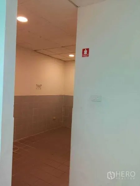 办公空间 出租在Huai Khwang, Bangkok - 办公区内铺砖的独立卫生间入口。