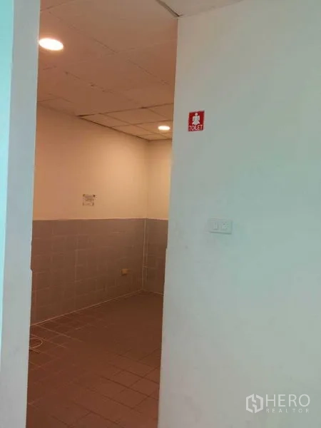 办公空间 出租在Huai Khwang, Bangkok - 办公区内铺砖的独立卫生间入口。
