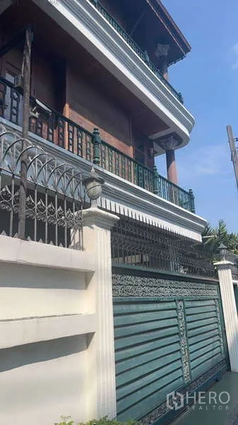 联排别墅 出租在Khlong Toei, Bangkok - 正立面，绿色大门与环绕式阳台