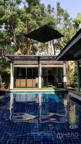 บ้าน ขายในBang Na, Bangkok - สระว่ายน้ำกระเบื้องสีน้ำเงินข้างศาลาพูลวิลล่า ใต้ร่มไม้ใหญ่