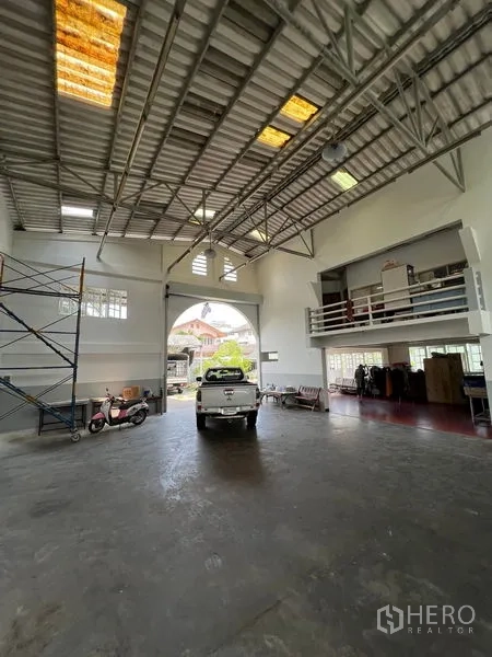 货栈 出租在Thung Khru, Bangkok - 朝入口的内景，皮卡、夹层办公室与采光窗一览无余。