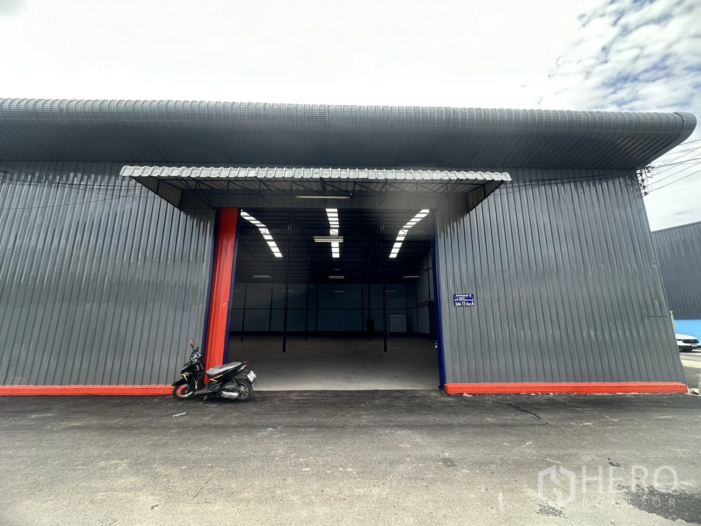 โกดัง for rent in Lat Krabang, Bangkok - ด้านหน้าอาคารมีช่องเปิดขนาดใหญ่สำหรับรถเข้าออกโกดัง