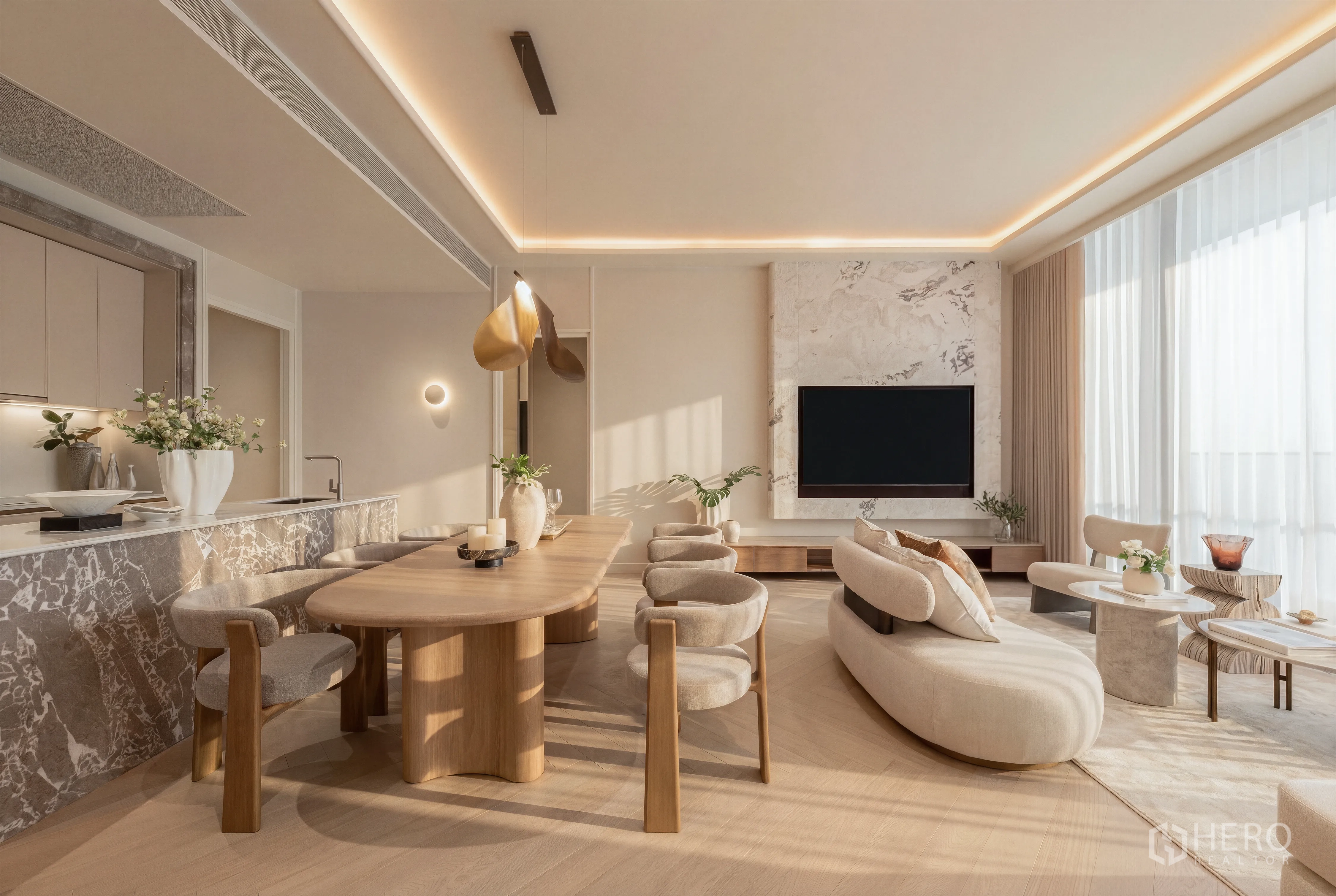 คอนโด for sale in Khlong Toei, Bangkok - พื้นที่นั่งเล่นและรับประทานอาหารแบบเปิดรับแสง พร้อมผนังทีวีลายหินอ่อน โซฟาทรงโค้ง ไอส์แลนด์ครัวหิน โต๊ะอาหารไม้ และผ้าม่านโปร่งเต็มความสูง