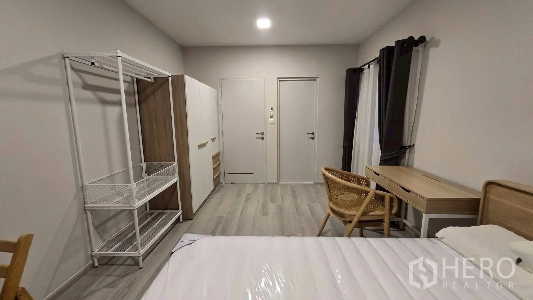 半独立式住宅 for rent in Prawet, Bangkok - 明亮卧室配床、书桌、衣柜和金属置物架