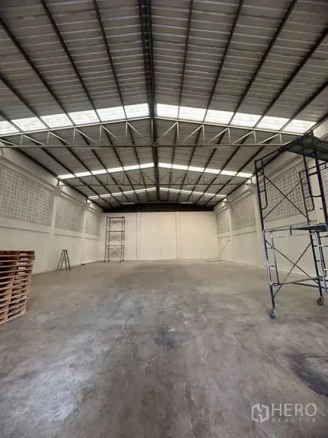 Warehouse for rent in Suan Luang, Bangkok - Wide clear-span warehouse bay with ventilated side walls and skylight roof panels.