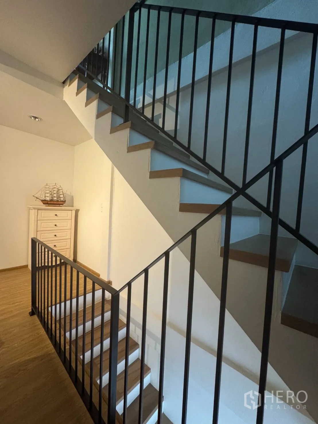 ตึกแถว for sale in Watthana, Bangkok - บันไดรูปตัวแอลพร้อมราวเหล็กสีดำและขั้นไม้.