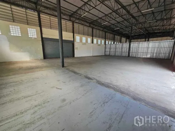 คลังสินค้า ให้เช่าในBang Bua Thong, Nonthaburi - พื้นที่โกดังโล่งกว้าง หลังคาโครงเหล็ก แสงธรรมชาติ และประตูโหลดสินค้า