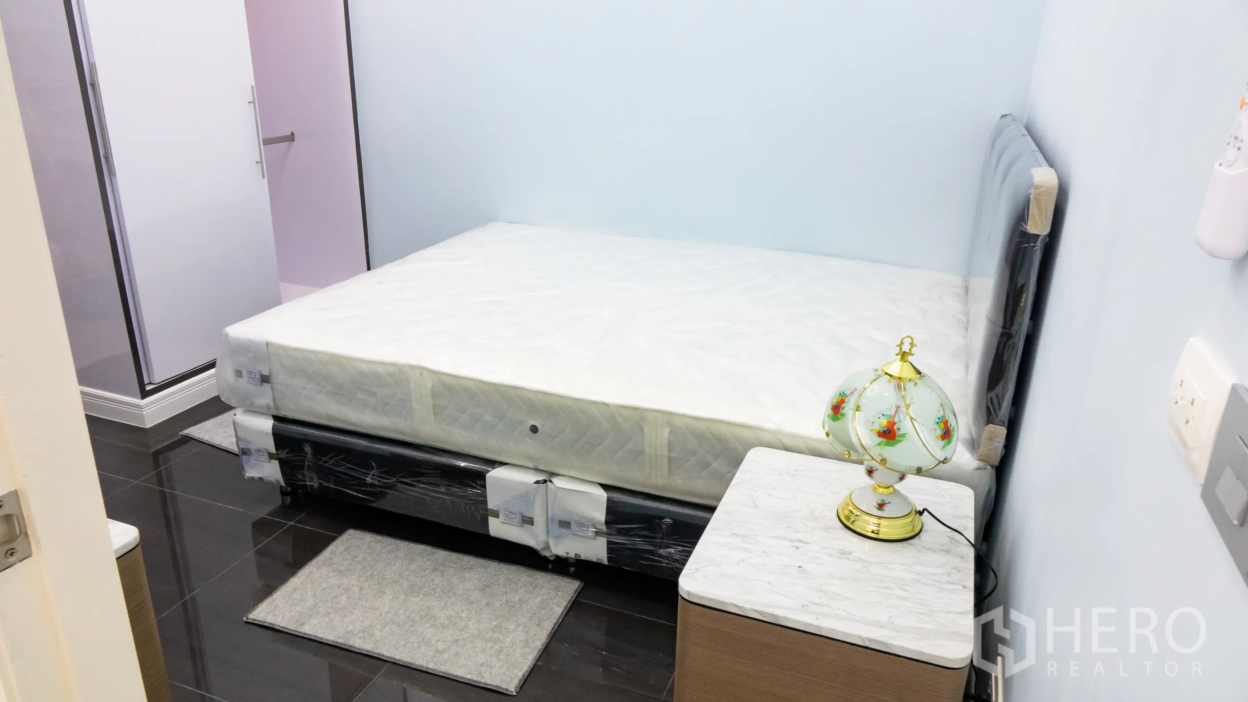 Condominium for rent or sale in Khlong Toei, Bangkok - Second bedroom with double bed, marble‑top nightstand and built‑in wardrobe.