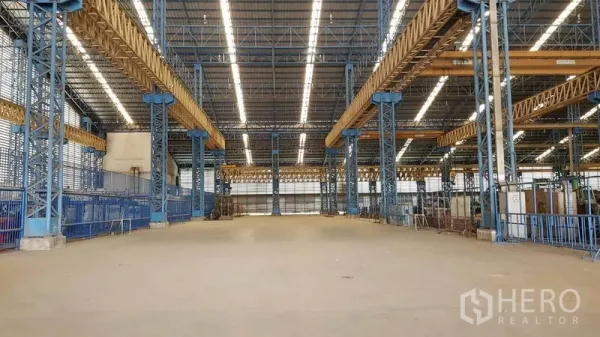 工厂 出租在Mueang Samut Sakhon, Samut Sakhon - 宽大厂房中跨，配有天车梁与明亮照明，适合装配及仓储。