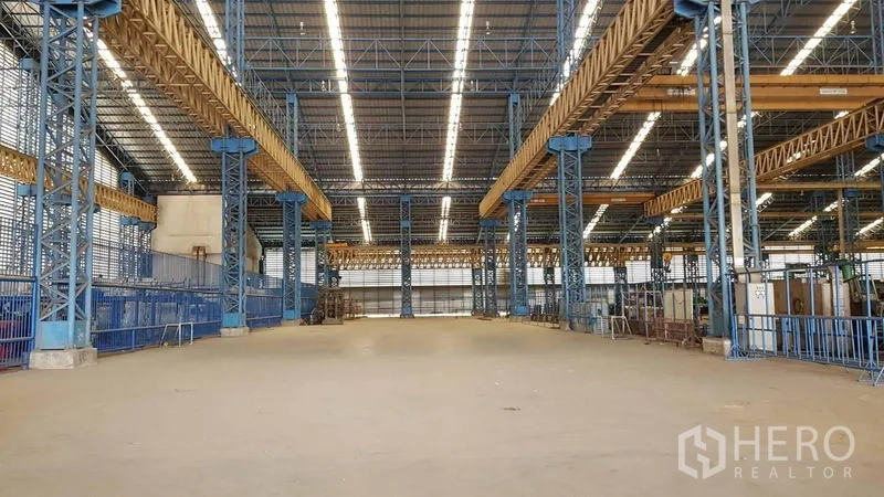 工厂 出租在Mueang Samut Sakhon, Samut Sakhon - 宽大厂房中跨，配有天车梁与明亮照明，适合装配及仓储。