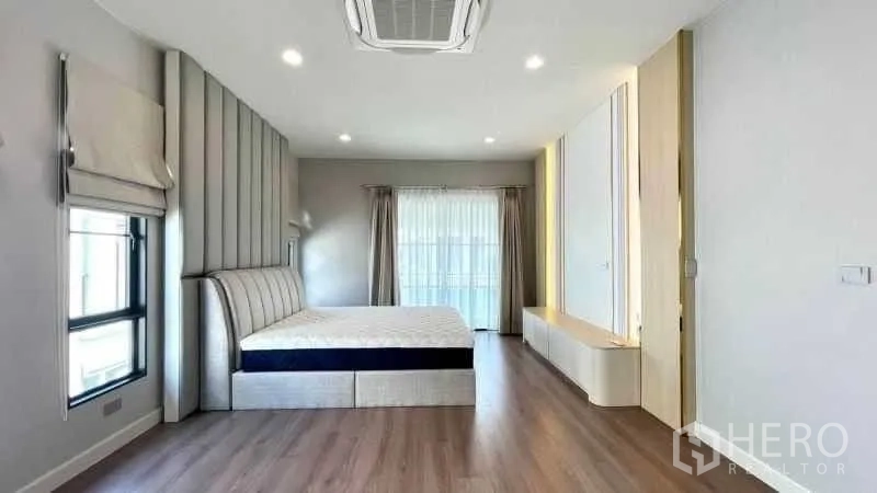 独栋房屋 for rent or sale in Bang Phli, Samut Prakan - 主卧带大床、阳台门与木地板