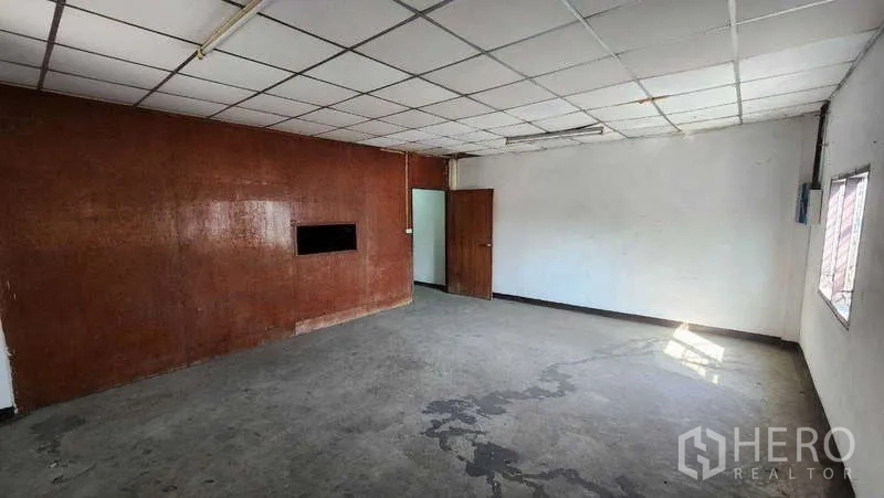 Warehouse for rent in Nong Khaem, Bangkok - Upper-floor office room with suspended ceiling and a window for natural light.