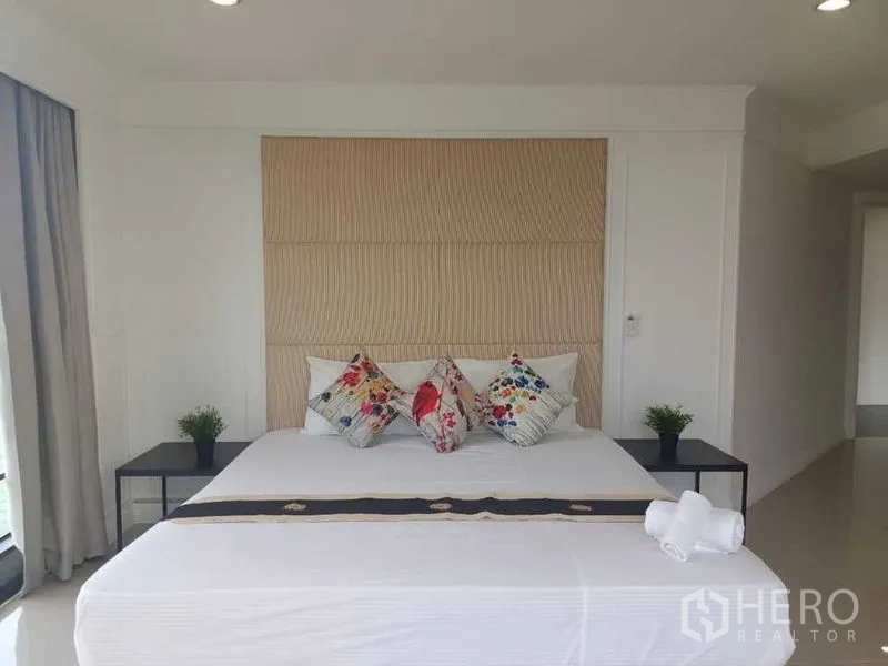 คอนโด ให้เช่าในWatthana, Bangkok - ห้องนอนใหญ่ เตียงคิง แผงหัวเตียงขนาดใหญ่ และโต๊ะข้างหน้าต่าง