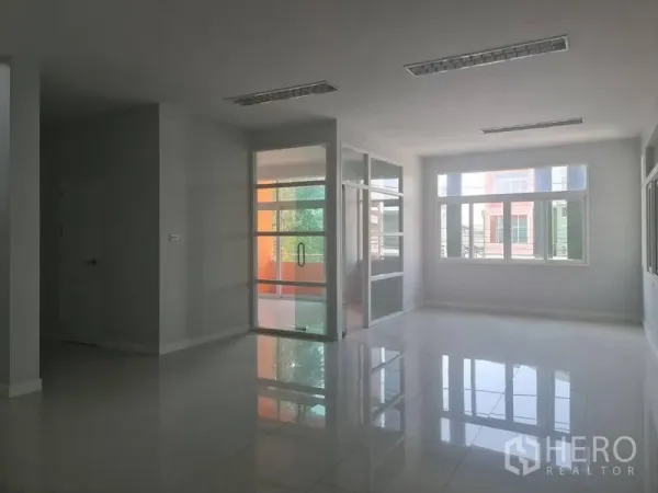 工厂 出租或出售在Lam Luk Ka, Pathum Thani - 开放式办公区，带玻璃会议室与大窗采光。