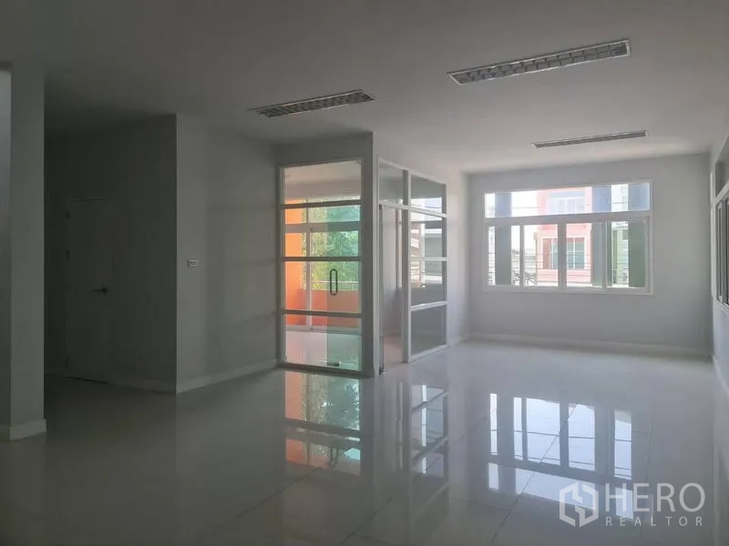 工厂 出租或出售在Lam Luk Ka, Pathum Thani - 开放式办公区，带玻璃会议室与大窗采光。