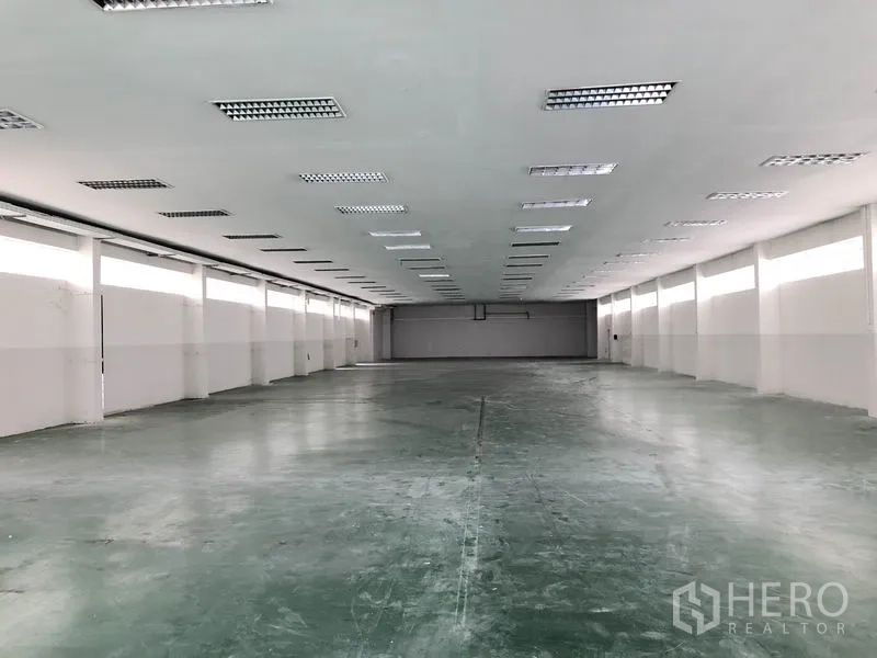 工厂 出租在Lat Krabang, Bangkok - 宽敞生产车间，环氧地坪与明亮照明