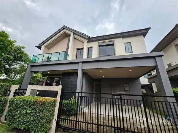 Detached House for sale in Bang Kruai, Nonthaburi - Modern two-storey detached house with glass balcony, covered carport and gated front yard in Bang Kruai.
