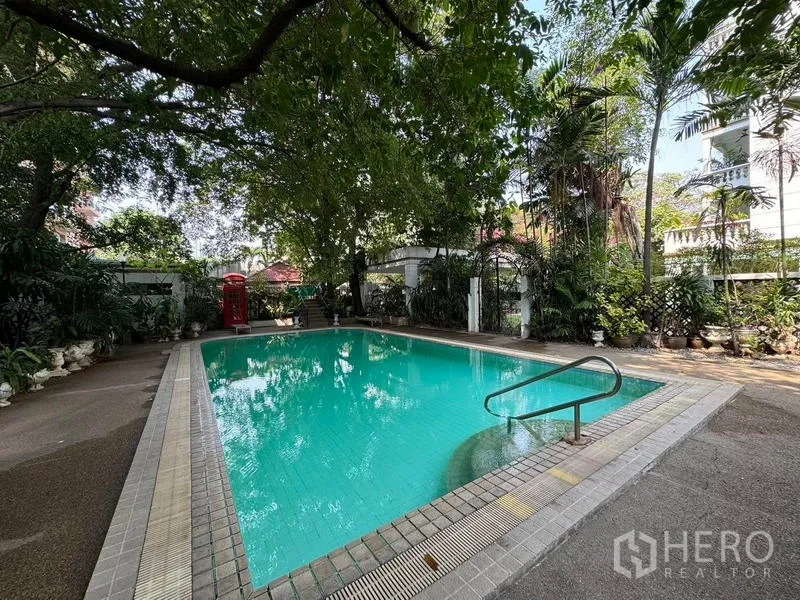 公寓 出租在Yan Nawa, Bangkok - 树荫环绕的室外游泳池，社区配套。