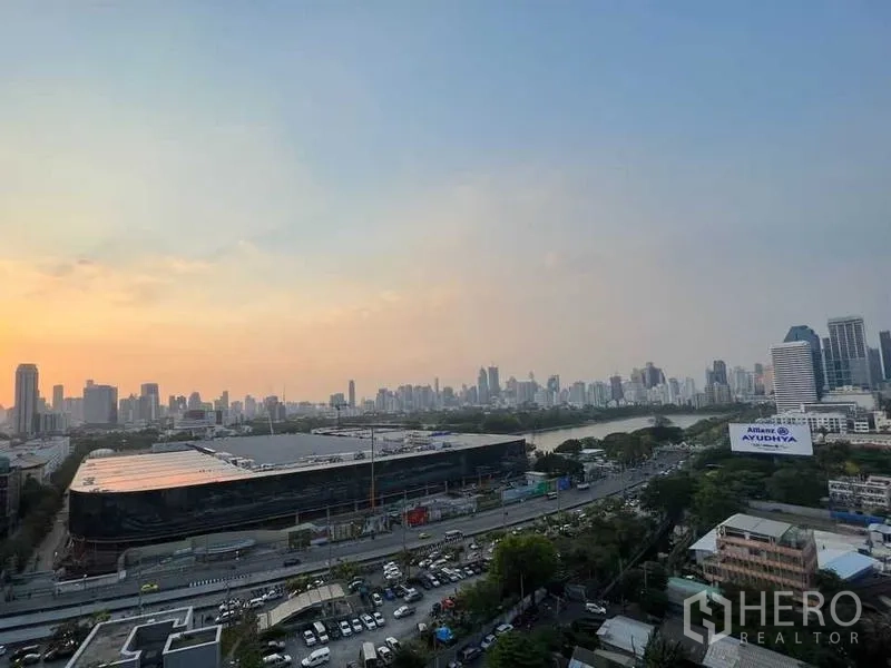 公寓 出售在Khlong Toei, Bangkok - 高楼层城市天际线黄昏景，俯瞰公园与道路，近Asok