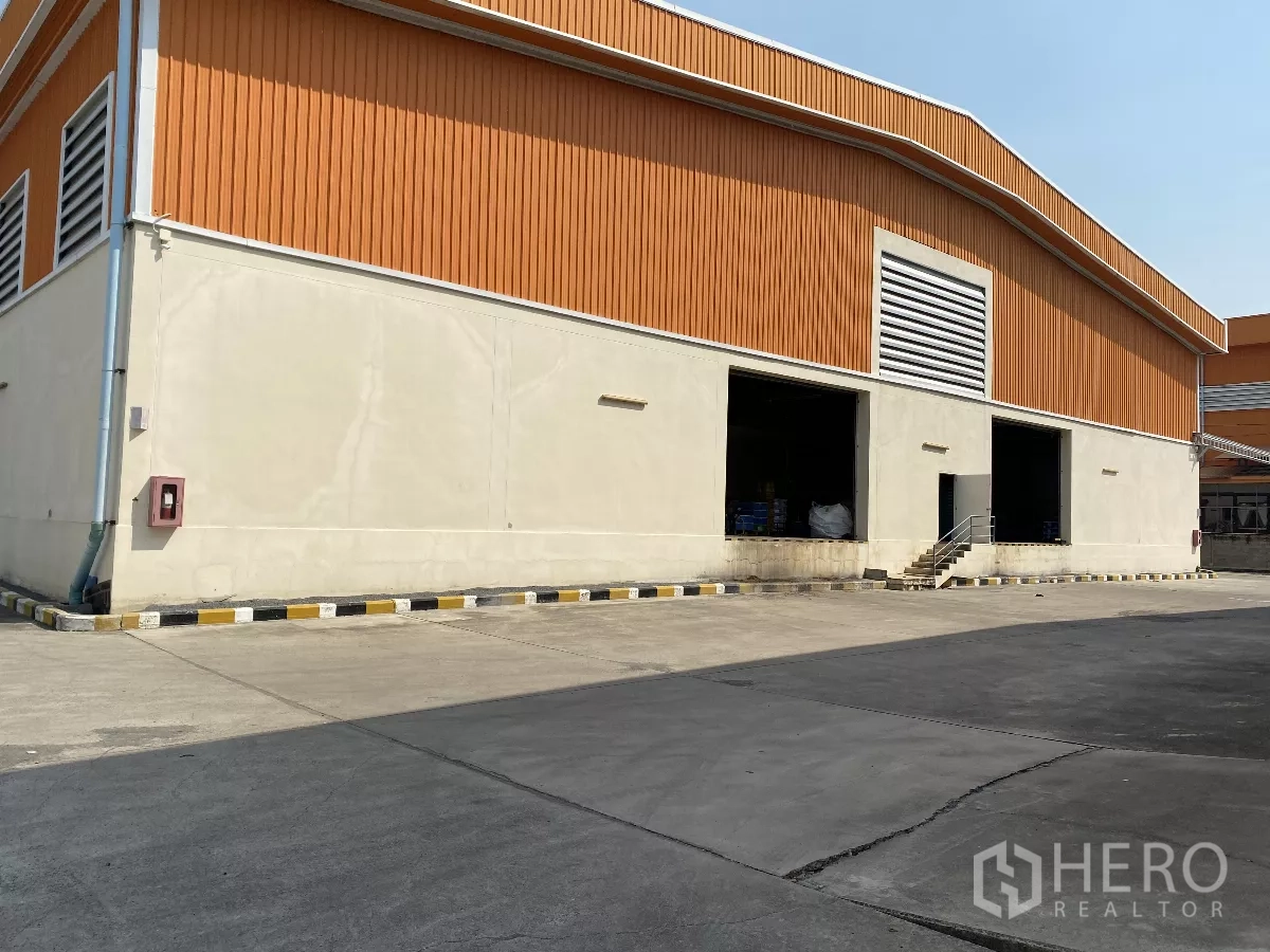 Warehouse for rent - Three dock-high loading bays with steps and raised platform for forklifts.