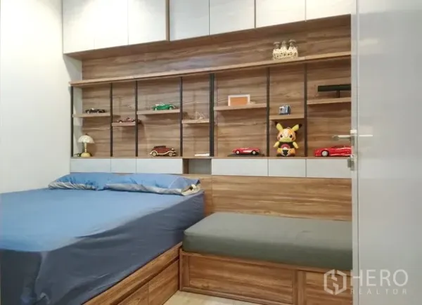 公寓 出租或出售在Bang Kho Laem, Bangkok - 温馨卧室，带木质内置层架、平台床与收纳长椅。