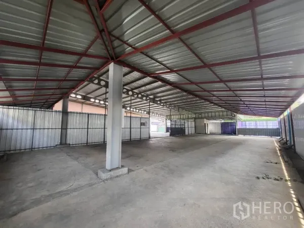 คลังสินค้า ให้เช่าในDin Daeng, Bangkok - ลานโหลดสินค้าใต้อาคารโครงเหล็กสีแดง ช่วงกว้าง ผนังเมทัลชีทระบายอากาศ