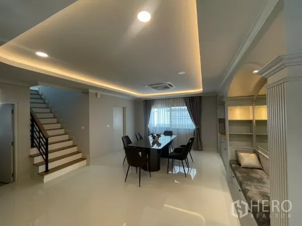 独立式住宅 出租在Bang Phli, Samut Prakan - 餐区邻近楼梯，筒灯照明与定制柜体。
