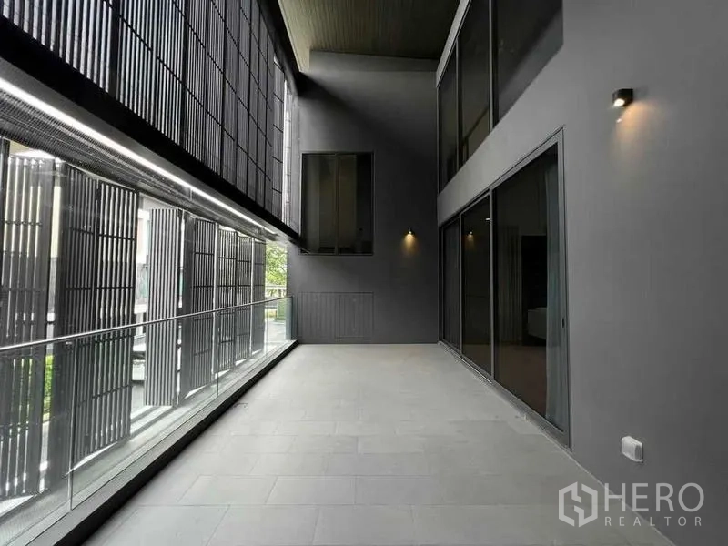独立式住宅 出售在Suan Luang, Bangkok - 半户外露台，高挑空间与壁灯
