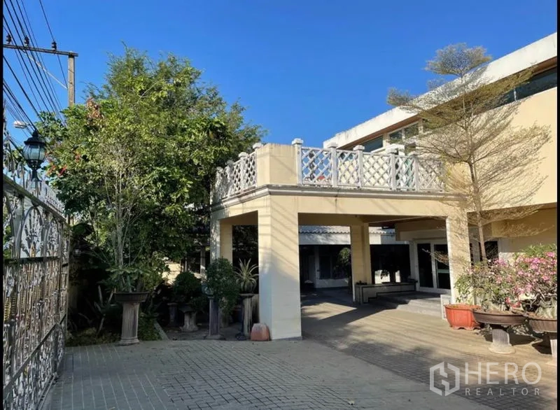 独立式住宅 出租在Khlong Toei, Bangkok - 住宅外观，抬高露台与柱式车棚和铺砖庭院。