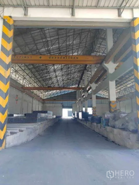 คลังสินค้า ให้เช่าหรือขายในBan Phaeo, Samut Sakhon - ภายในโกดัง เพดานสูงโครงเหล็ก พร้อมรางเครนเหนือศีรษะและทางวิ่งกลาง