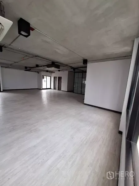 สำนักงาน ให้เช่าในWatthana, Bangkok - โถงทำงานกว้าง พื้นสว่าง เดินท่อโชว์ และมีช่องแสงสองด้าน