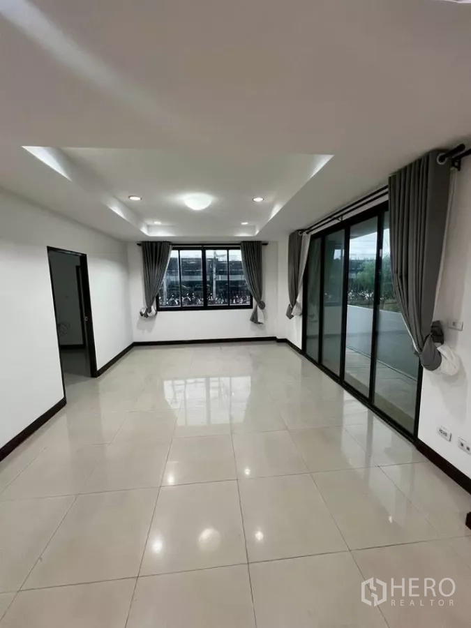 带办公室的家 出租在Wang Thonglang, Bangkok - 宽敞瓷砖房，吊顶射灯，推拉门通向露台。