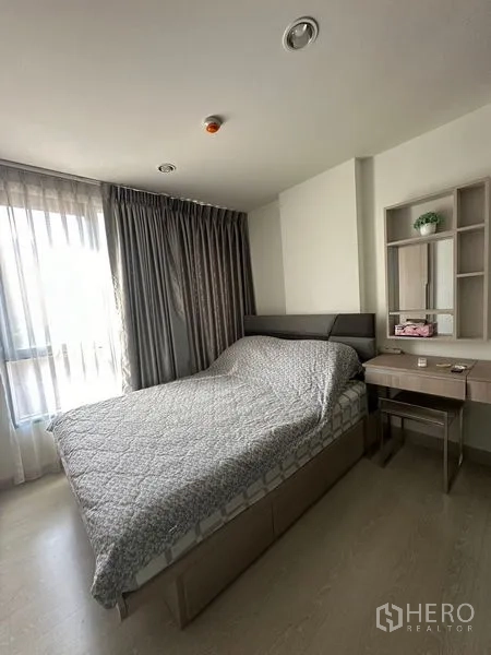公寓 出售在Khlong Toei, Bangkok - 卧室配衣柜与空调，纱帘引入自然采光。