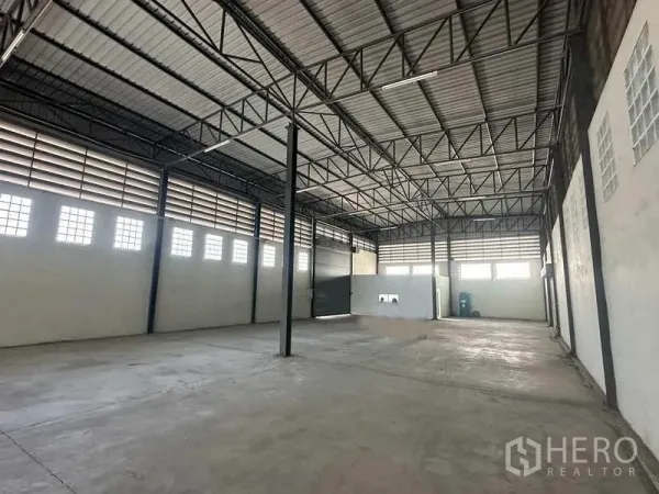 คลังสินค้า ให้เช่าในBang Bua Thong, Nonthaburi - ภายในโกดังขนาดใหญ่ มีหลายประตูม้วนและพื้นคอนกรีตเรียบ
