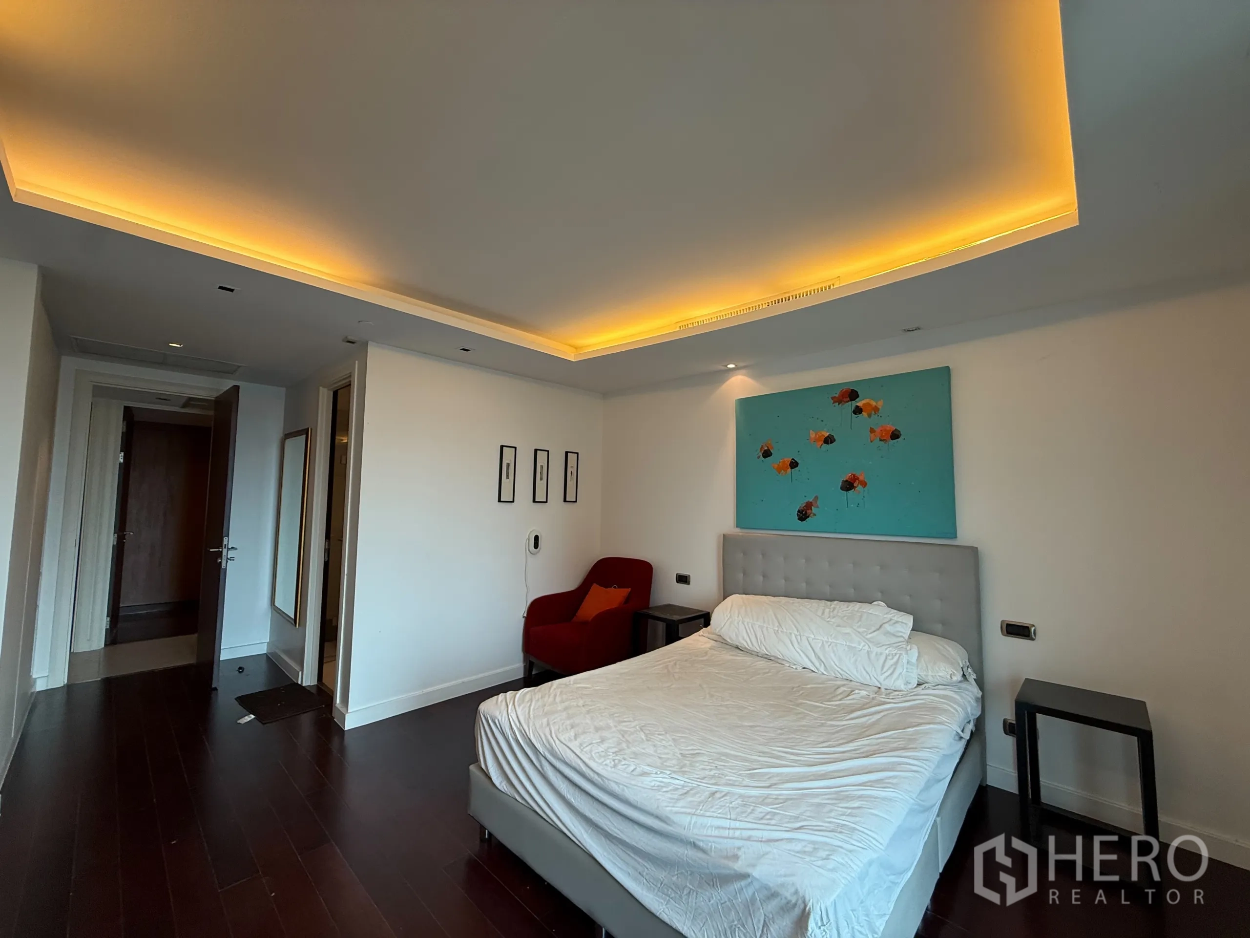 公寓 出租在Phaya Thai, Bangkok - 卧室设软包床头，鱼主题装饰画与柔和灯光。