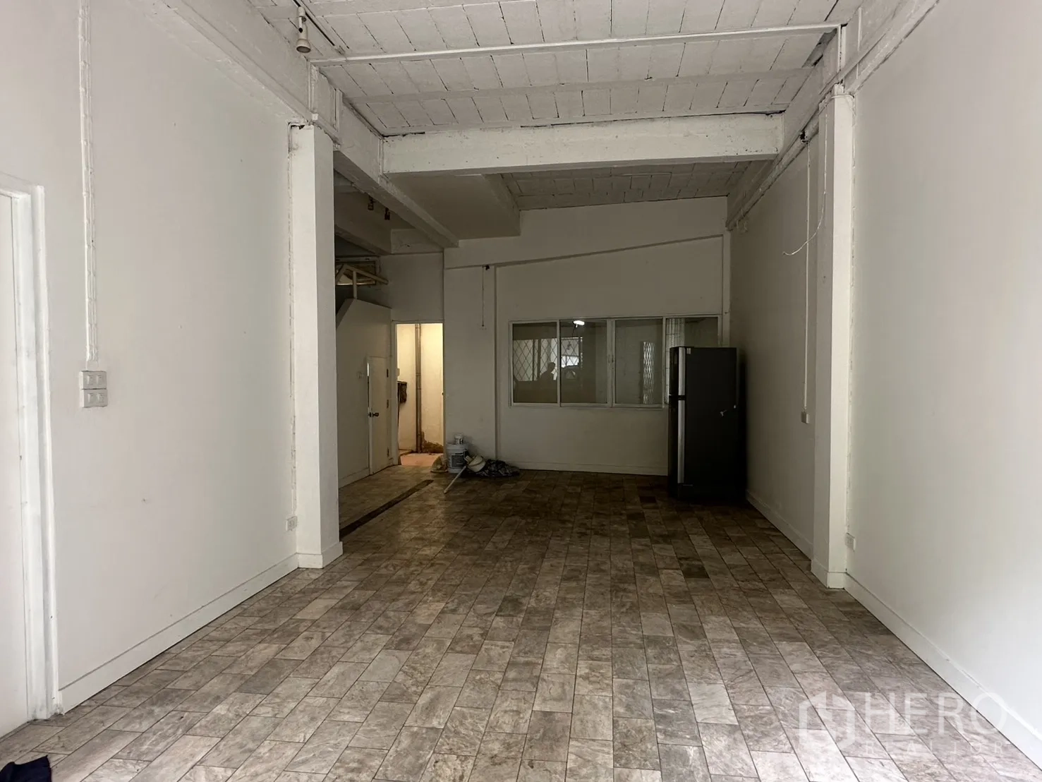 โฮมออฟฟิศ for rent in Watthana, Bangkok - พื้นที่เปิดโล่งชั้นล่าง พื้นกระเบื้อง ผนังสีขาว.