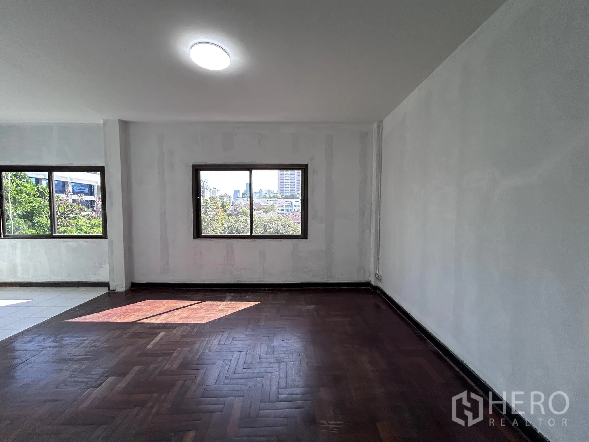 家庭办公室 for rent or sale in Watthana, Bangkok - 明亮的楼上房间另一视角，带成对窗户。
