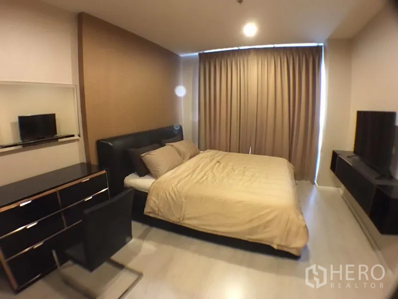 คอนโด ให้เช่าในSathon, Bangkok - ห้องนอนหลัก เตียงควีน ตู้ลิ้นชัก โต๊ะทำงาน ทีวี และผ้าม่านสูงจรดเพดาน