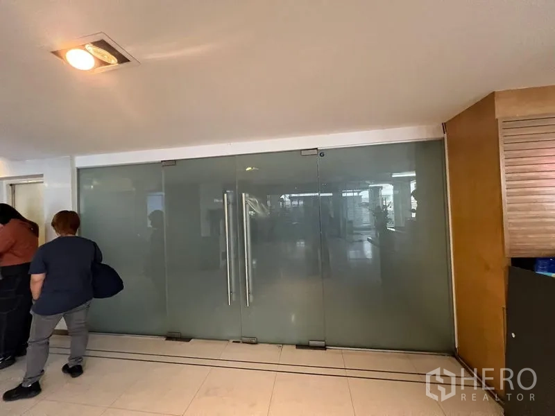 สำนักงาน ให้เช่า - ประตูกระจกฝ้าบานคู่ทางเข้าออฟฟิศจากโถงลิฟต์