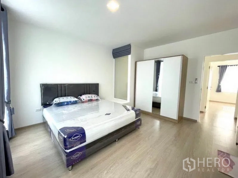 联排别墅 for rent in Prawet, Bangkok - 主卧另一角度，带衣柜与床，采光良好。